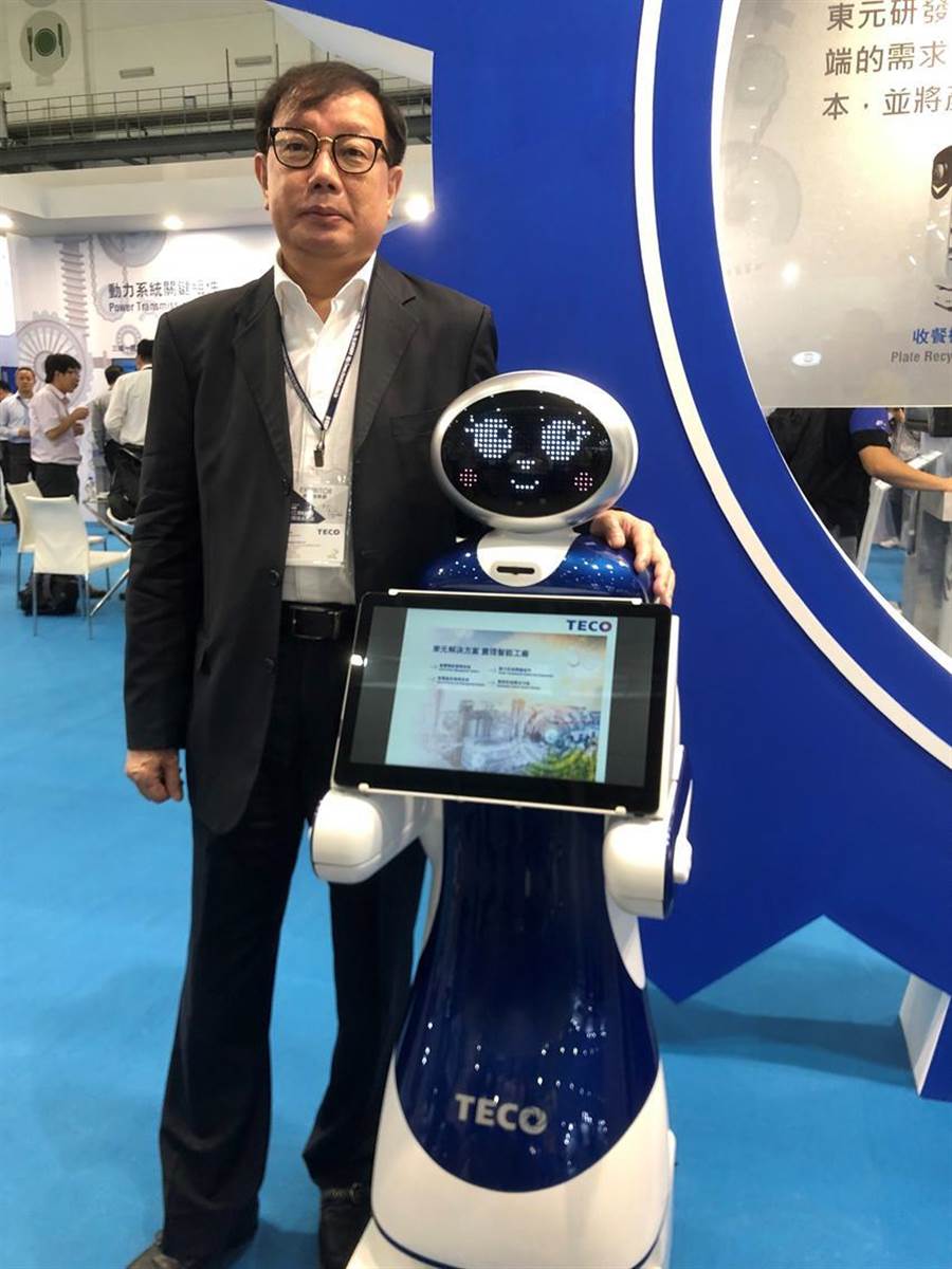 東元電機(jī)新開發(fā)導(dǎo)覽機(jī)器人今首度曝光，負(fù)責(zé)全桉的東元協(xié)理林勝泉。圖／沉美幸