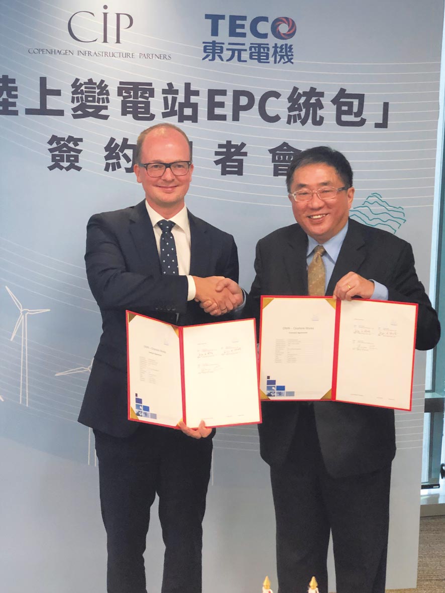 CIP臺灣區(qū)執(zhí)行長侯奕愷（左）、東元代理總經(jīng)理連昭志昨（5）日共同簽署變電站建置統(tǒng)包合約。圖／沉美幸