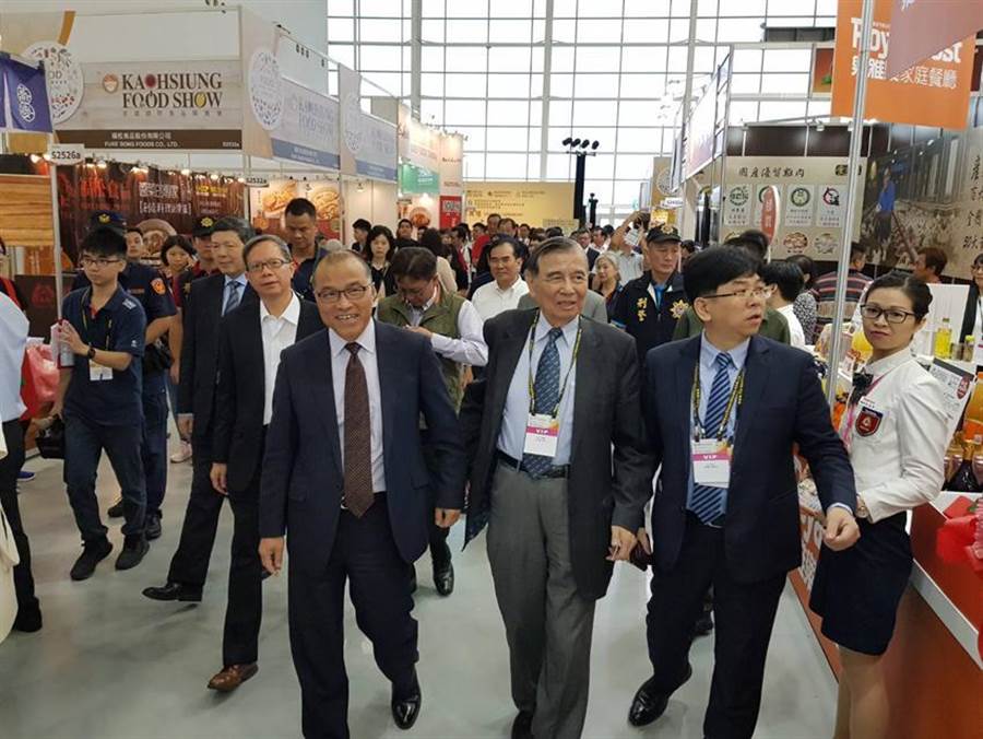 東元集團會長黃茂雄（前排左二），引導高雄代理市長葉匡時（前排左一）等人，參觀東元展出的食品攤位。（圖／顏瑞田攝）