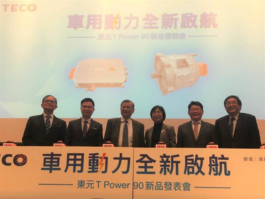 東元集團會長黃茂雄（左三）、東元董事長邱純枝（右三）、代理總經(jīng)理連昭志（右一）、與交通部次長黃玉霖（右二）與貿(mào)協(xié)董事長黃志芳（左二）、工研院所長胡竹生（左一），今日共同主持東元車用動力，全新啟航典禮。圖／沉美幸
