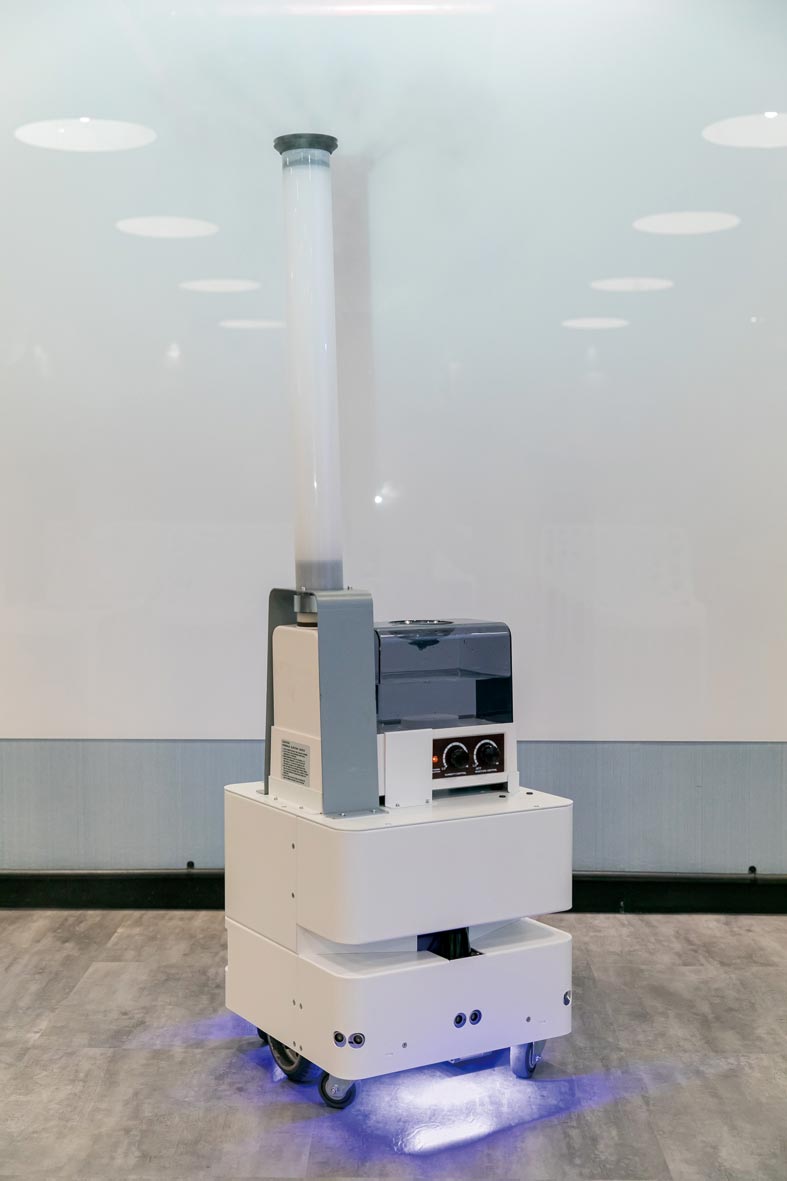 東元3日發(fā)表智慧UVC消毒防疫機(jī)器人，以3D列印技術(shù)，制作雙向360度全面向噴頭，進(jìn)行大面積的噴霧消毒。圖／東元提供