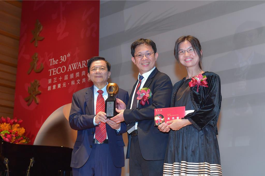 工研院副總暨資深技術(shù)專家吳志毅（中）獲頒第30屆東元獎，工研院董事長李世光（左）和吳志毅夫人（右）也一同祝賀。（工研院提供／羅浚濱新竹傳真）